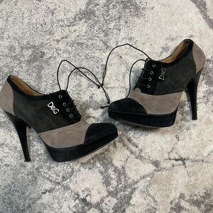 D&G Women's Black and Tan Heeled Oxfords